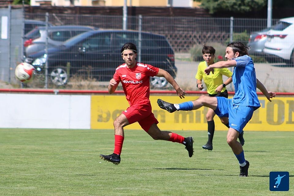 Haris Hadziric (rechts) drehte mit drei Torvorlagen gegen die Binger Hassia am Ostermontag richtig auf. Links im Bild aus dem Hinspiel: Benian Yurdukal. 