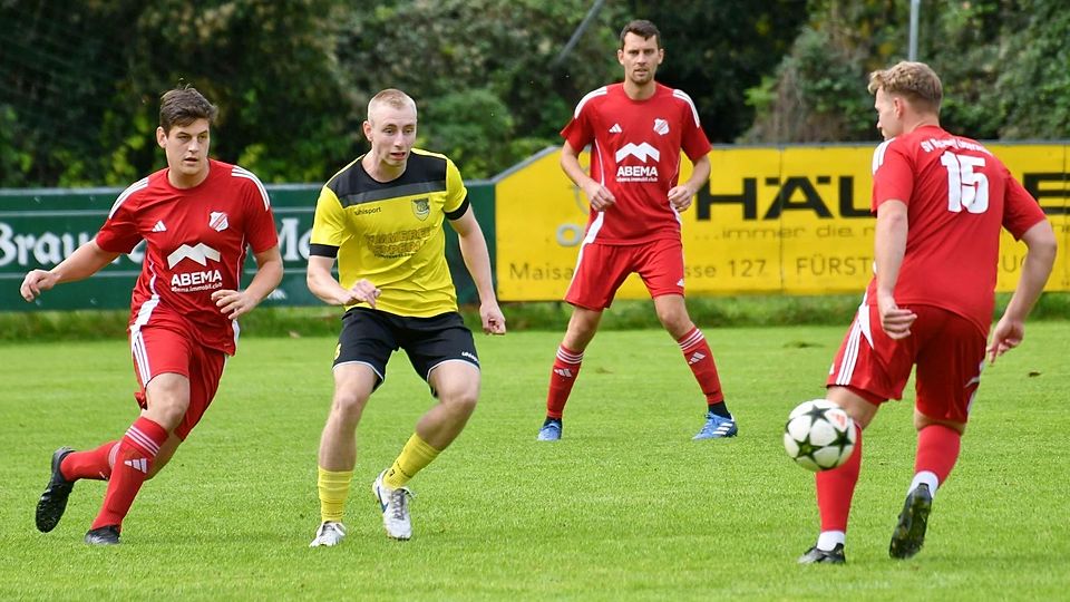 Der FC Emmering (gelbe Trikots) im Spiel gegen RW Überacker (in Rot).
