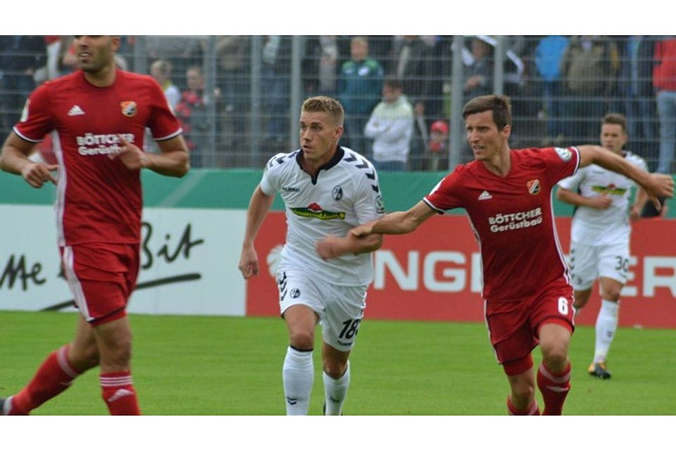 Nils Petersen (in weiß) brachte den SC Freiburg auf die Siegerstraße.              (F. Kegler)