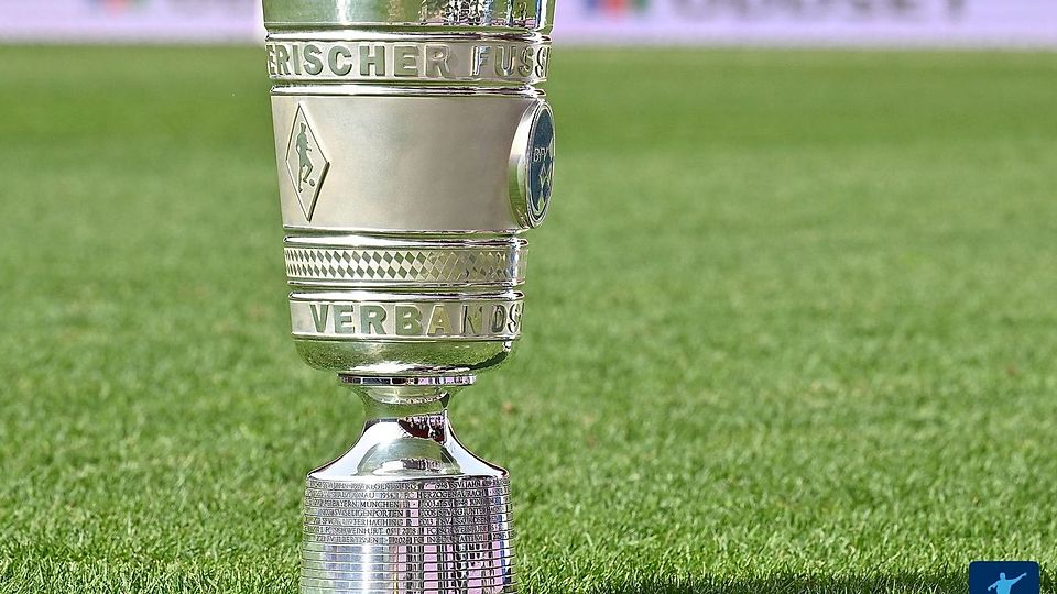 Das Objekt der Begierde: Diesen Pokal darf der bayerische Sieger in den Himmel recken.