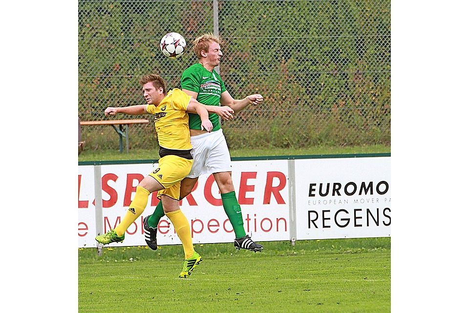 Michal Strajt (links) war nicht zu stoppen: Gegen die Fortuna schoss er allein vier Tore.  Foto: Schmeilzl