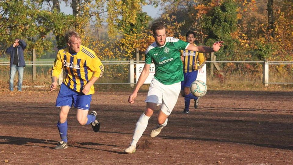 Dreifacher Torschützer: Der Helpuper Marcel Reimer (r.) trägt zum 11:2-Sieg seiner Mannschaft mit drei Treffern bei. Foto: Voss