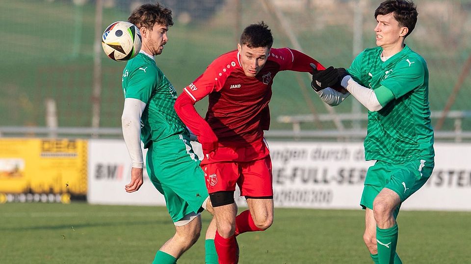 Kaum zu bändigender Unterschiedsspieler in der Bezirksliga Nord: Torjäger Luca Politanow (Mitte) vom FC Raindorf.