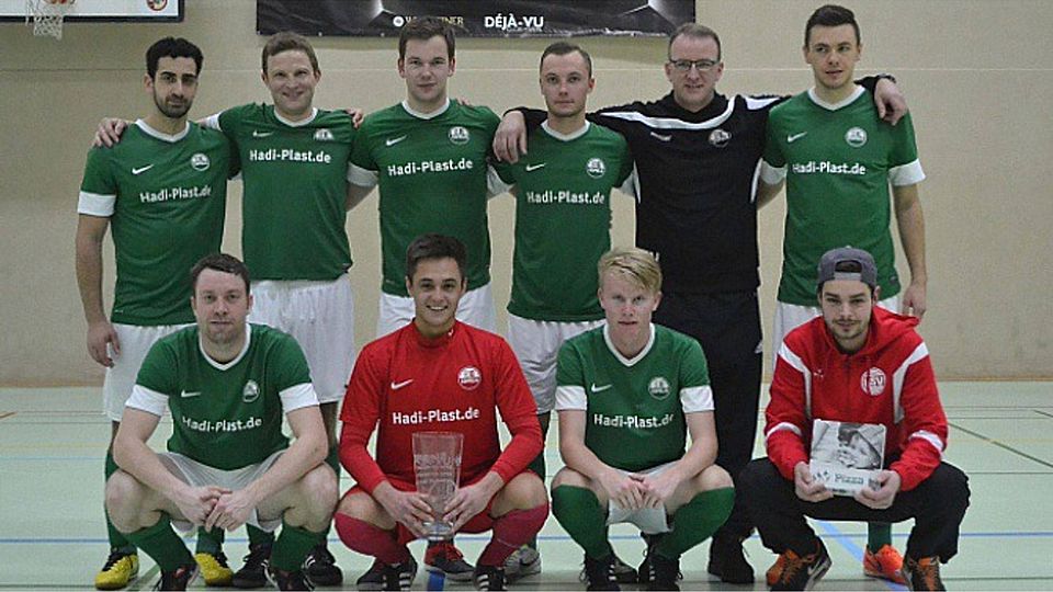 Freudige Gesichter: Espelns Siegermannschaft um (h.v.l.) Benjamin Akman, Gereon Großekathöfer, Christian Steppeler, Florian Reinsch, Co-Trainer Matthias Nolte, Nico Thieschnieder, (v.v.l.) Marcel Renneke, Walter Lemke, Carl Meier sowie Torschützenkönig Andre Kleine vom Hövelhofer SV.