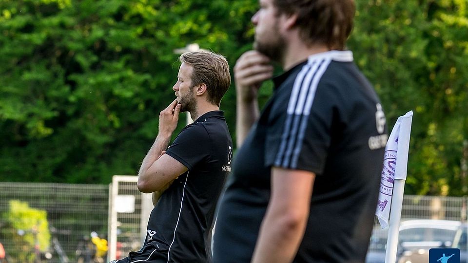 Eine Saison mit vielen Unbekannten erwartet den SuS Vehrte mit Trainer Marcel Brinkmann (l.).