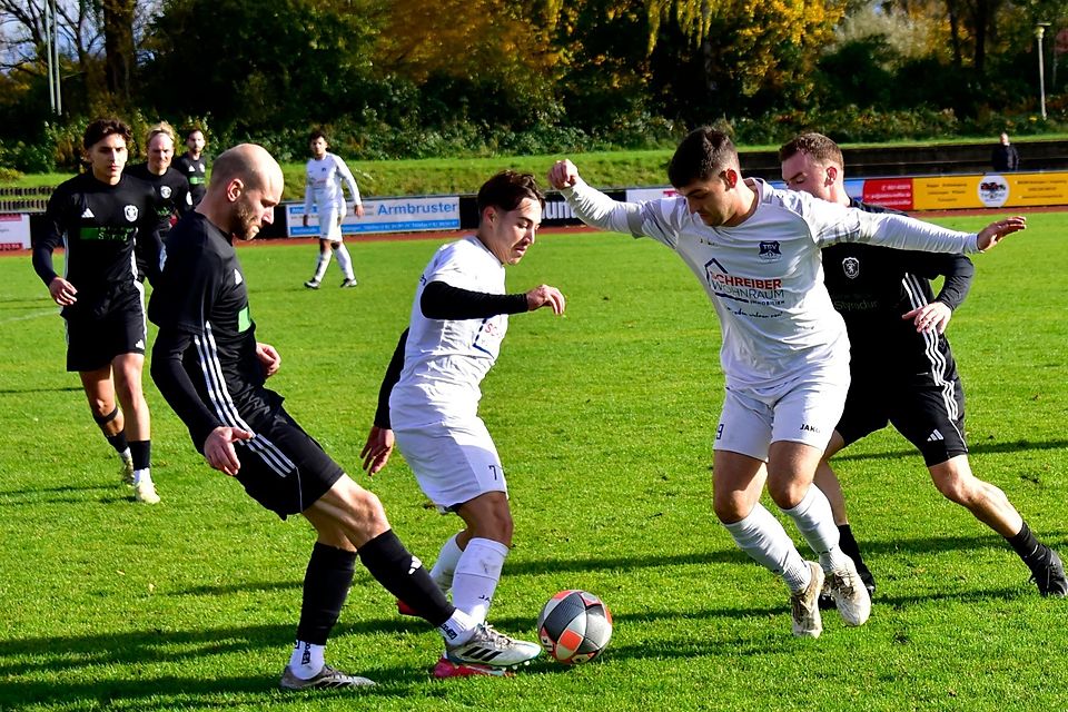 Symptomatisch: Der TSV Bobingen (weiß) müht sich, doch die Kauferinger (schwarz) bleiben am Ball.
