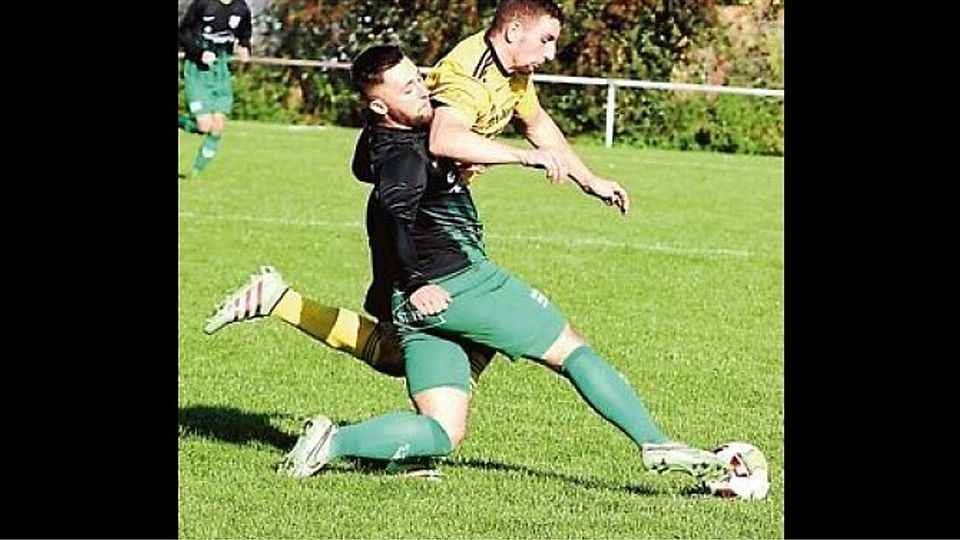 Obenauf: Der SV Gödens (gelbe Trikots) feierte zuletzt mit dem 1:0-Sieg gegen den TuS Büppel Müller-Düring