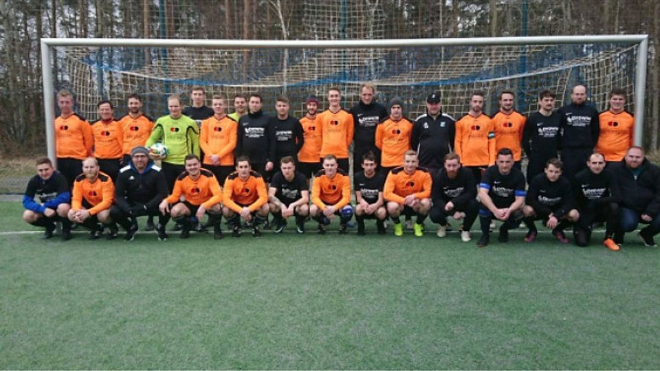 Gemeinsames Teamfoto vor dem Testspiel am Samstag. Die SG Litzlohe / Pilsach (orange) und der FC Zeholfing. Foto: FC Zeholfing