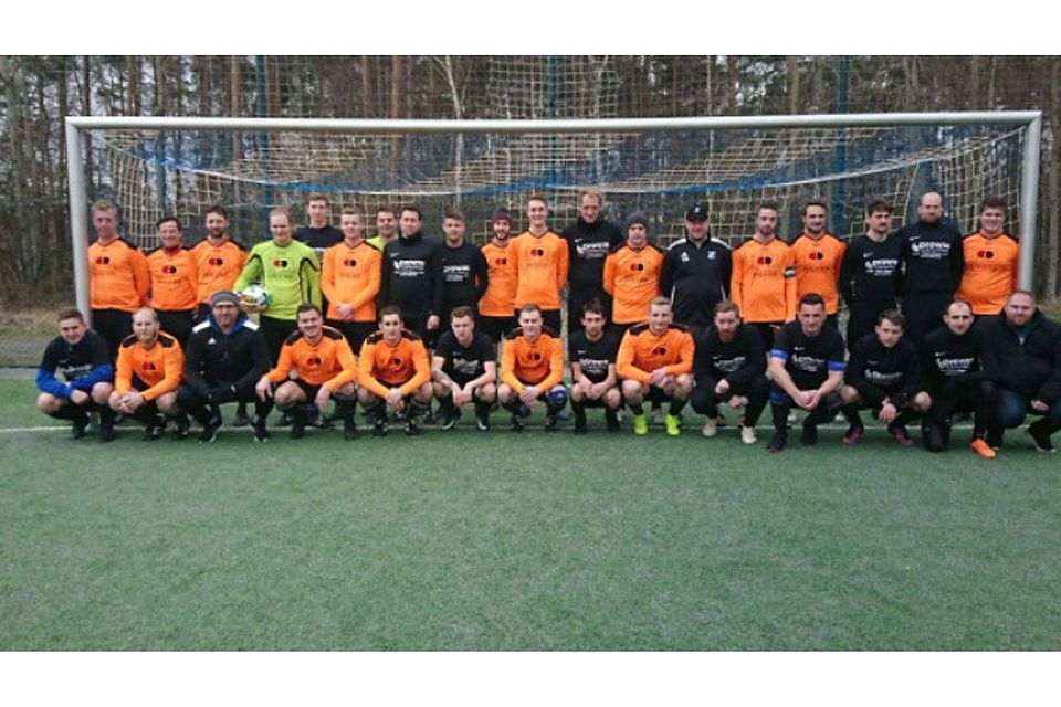 Gemeinsames Teamfoto vor dem Testspiel am Samstag. Die SG Litzlohe / Pilsach (orange) und der FC Zeholfing. Foto: FC Zeholfing
