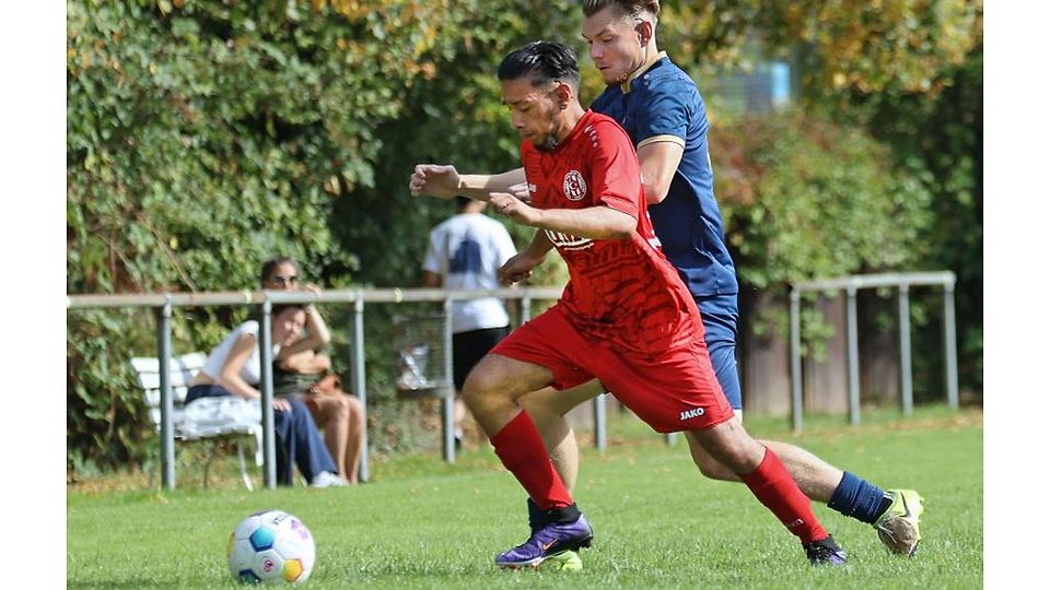 Ein intensives, aber faires Duell haben sich am Sonntag Türkiyemspor Breuberg (links Ntoan Sali Oglou) und der VfL Michelstadt (rechts Maximilian Rieker) geliefert. Auch neben dem Platz blieb es diesmal friedlich.	Foto: Herbert Krämer