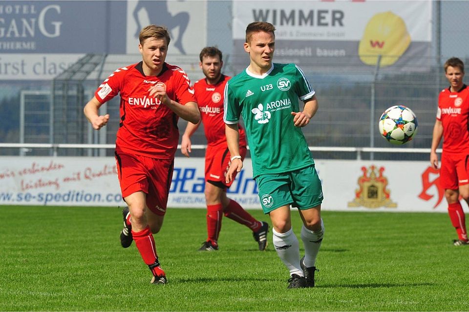 Der 1. FC Passau um Felix Schneider (li.) geht als Favorit ins Stadtderby gegen den SV Schalding-Heining II  Foto:Geisler