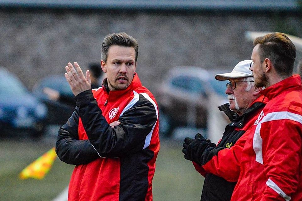 Björn Schmidt (l.) ist nicht mehr Coach des Landesligisten Hövelhofer SV.