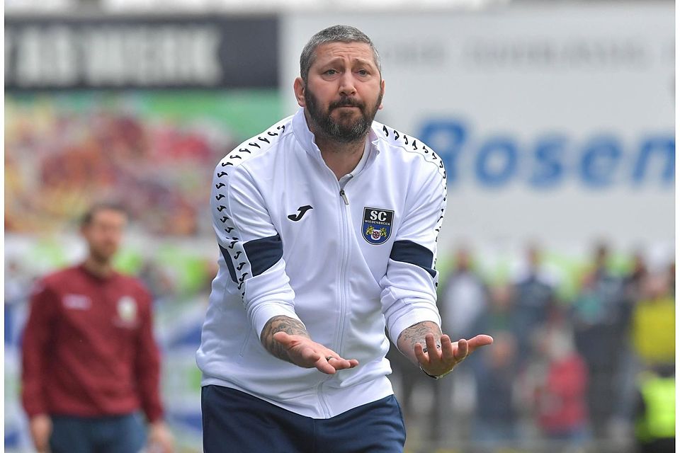 Voller Emotionen an der Seitenlinie: Ex-Löwe Sascha Mölders muss in Wiedenbrück gehen.