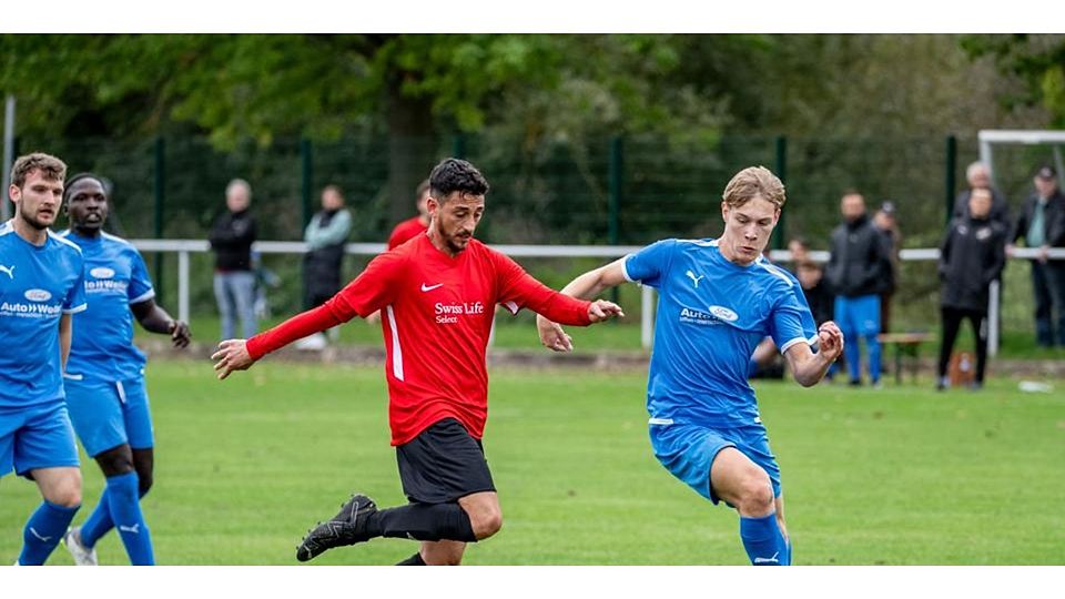 Luis Faber (r.) vom RSV Büblingshausen leitet mit seinem Treffer die Aufholjagd in der Fußball-Gruppenliga gegen den FSC Cappel ein. (Archivbild) © Jenniver Röczey