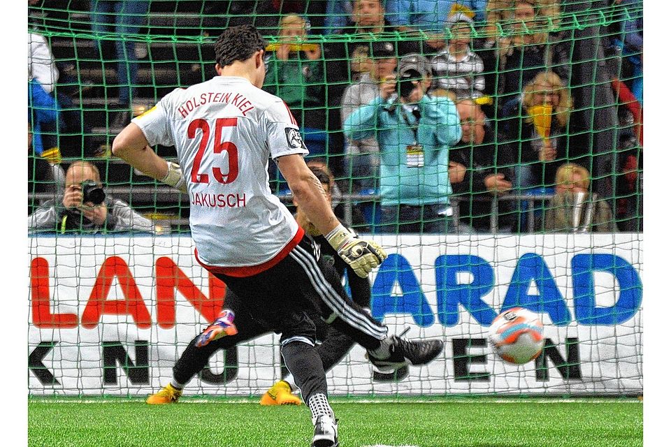 Der Schuss, der für Holstein Kiel das Aus bedeutete: Kiels Torhüter Niklas Jakusch scheitert.