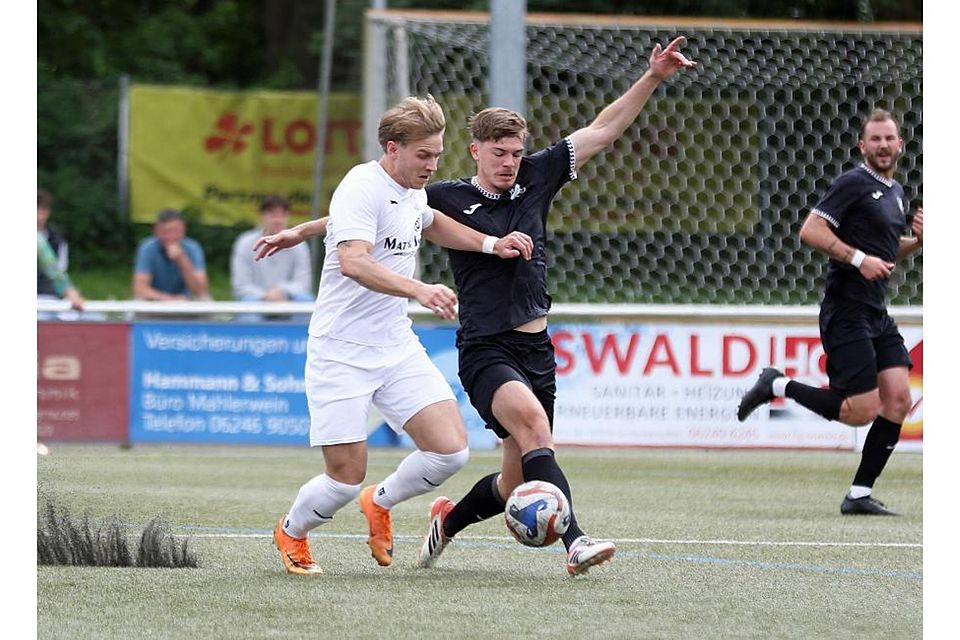 Klar unterlegen: Der Gimbsheimer Nico Wendling (rechts) verlor mit seiner Mannschaft gegen den FSV Offenbach um Daniel Szadorf deutlich.	Foto: Christine Dirigo/pakalski-press