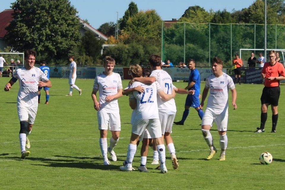 Die Bobinger U23 (weiße Trikots) gewann das Kellerduell beim ASV Hiltenfingen und fuhr den ersten Dreier der Saison ein.