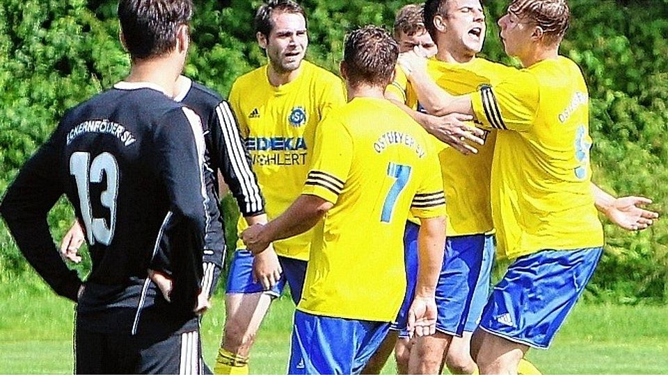 Große Überraschung in Osterby: Der OSV kam im Derby gegen den ESV II zum ersten Sieg. Kapitän Philip von Lindt (2.v.r.) wird  für sein 1:0 gefeiert. Foto: Pil