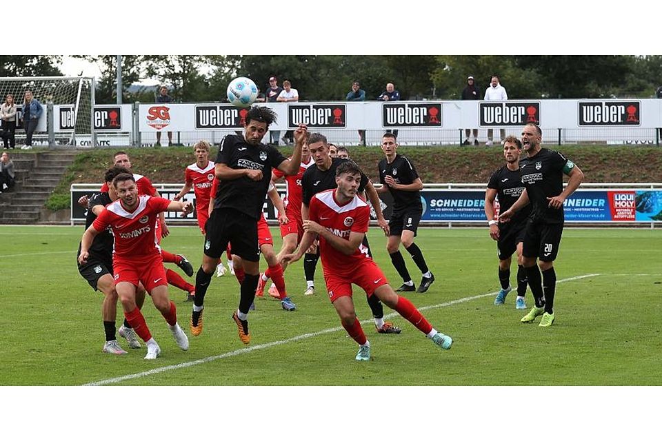 Antonio Serratore (hier beim Kopfball) rechnet am Sonntag mit einem „ganz gefährlichen Ding“ für TuS Marienborn. 	Foto: Mario Luge - Archiv