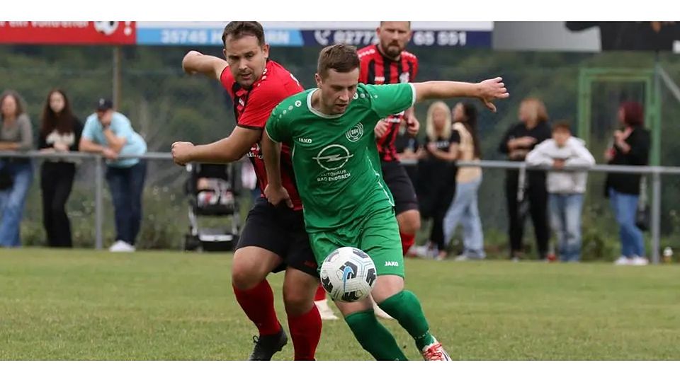 Elias Bothe (rechts) und der SSV Endbach/Günterod setzen sich mit 3:0 gegen die SG Silberg/Eisenhausen II und Klemens Jakobi durch. © Jens Schmidt