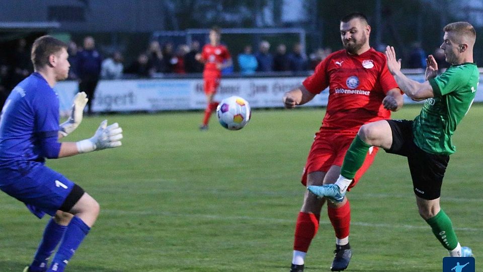 Ein Sieben-Tore-Spektakel lieferten der TSV Königstein (in Rot) und der 1. FC Rieden (in Grün-Schwarz) im "Knaller" des vierten Spieltags.