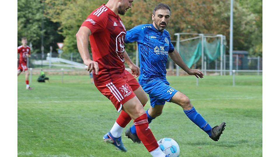 Machte für SG Bad König/Zell noch den Ausgleich zum 2:2 gegen Türk Breuberg: Wladimir Jakovenko (li.), hier im Duell mit Breubergs Alperen Bahceli.