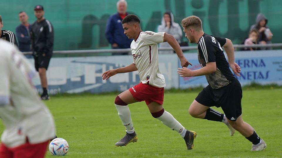 Die Neutraublinger Mannschaft (in Weiß) scheint noch Anpassungschwierigkeiten in der Kreisliga zu haben.