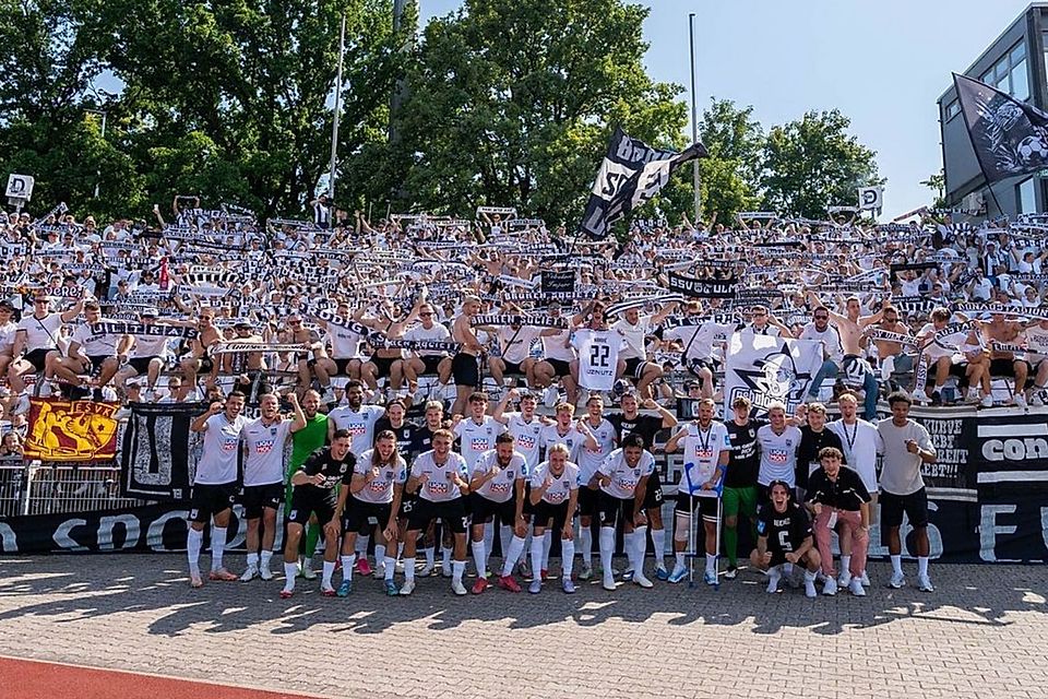 Jo Reichert feierte mit seinem Team und den Fans den Sieg. Jo Reichert feierte mit seinem Team und den Fans den Sieg.