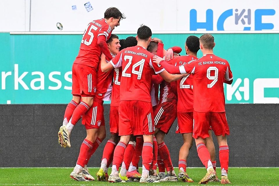 Wollen in Burghausen jubeln: Die Amateure des FC Bayern München.