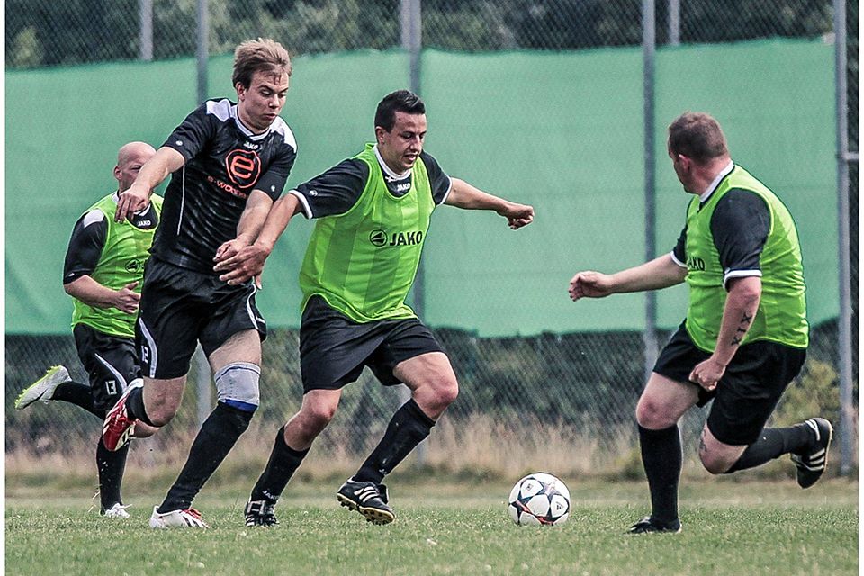 Seit Samstag rollt am Eisenbahner-Sportplatz wieder der Ball, die zwei Mannschaften des ESV Amberg bereiten sich auf die neue Saison vor. Foto: ESV Amberg