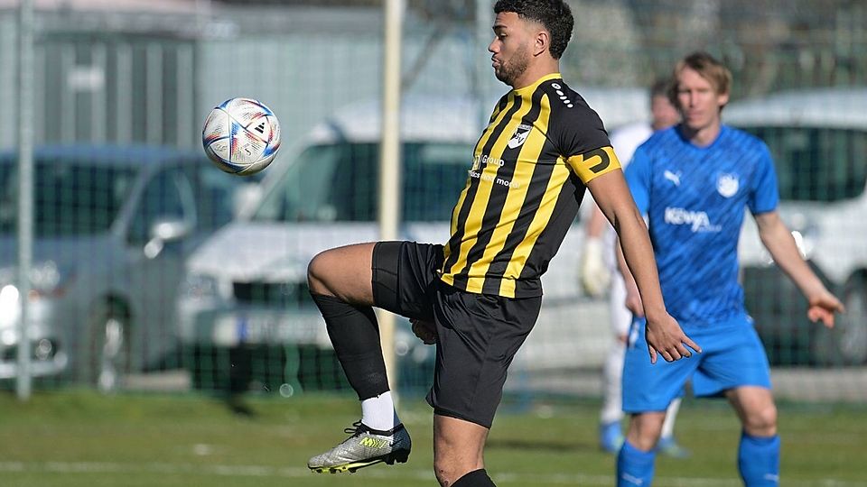 Andre Adkins geht beim ASV Burglengenfeld auf und neben dem Platz voran.
