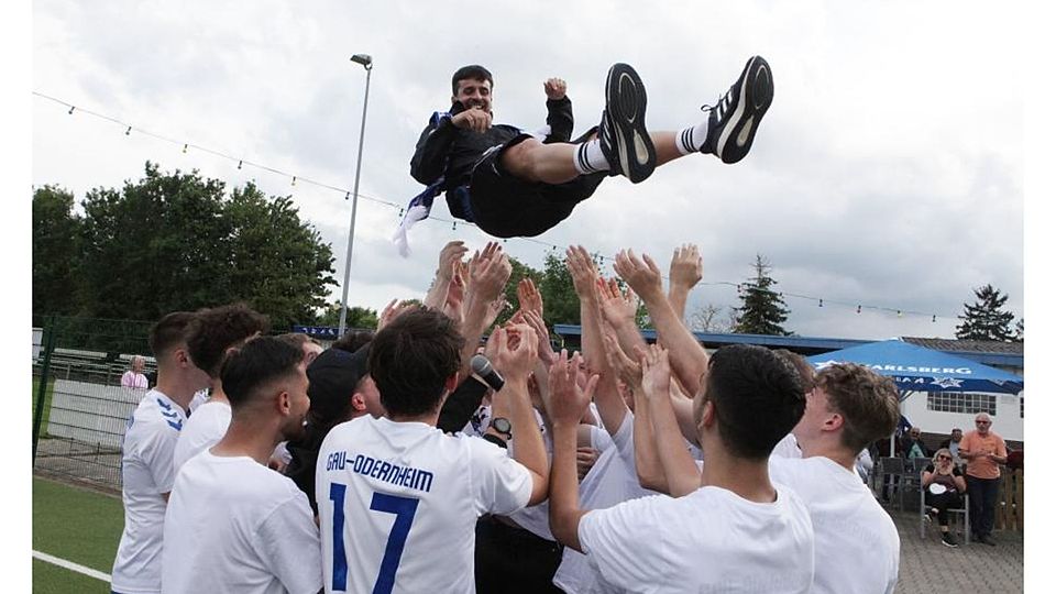 Die Fußballer des TSV Gau-Odernheim lassen im letzten Heimspiel ihren Trainer im Überschwang der Gefühle fliegen.	Foto: Axel Schmitz/pakalski-press