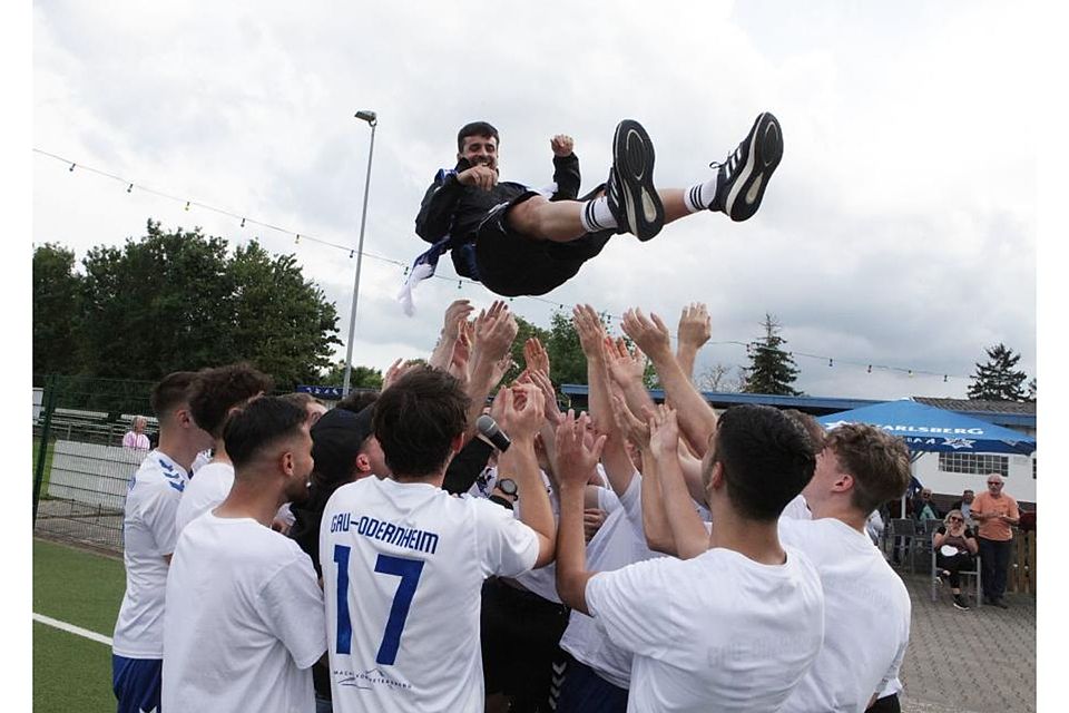 Die Fußballer des TSV Gau-Odernheim lassen im letzten Heimspiel ihren Trainer im Überschwang der Gefühle fliegen.	Foto: Axel Schmitz/pakalski-press
