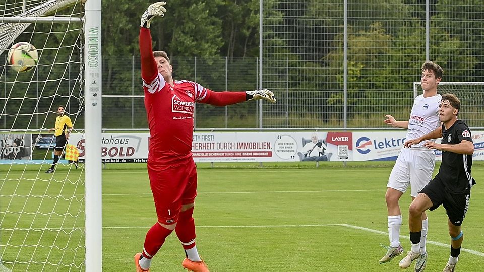 Beim 1:0 für Kaufering hatte Bobingens Torhüter Laurin Sommer das Nachsehen.