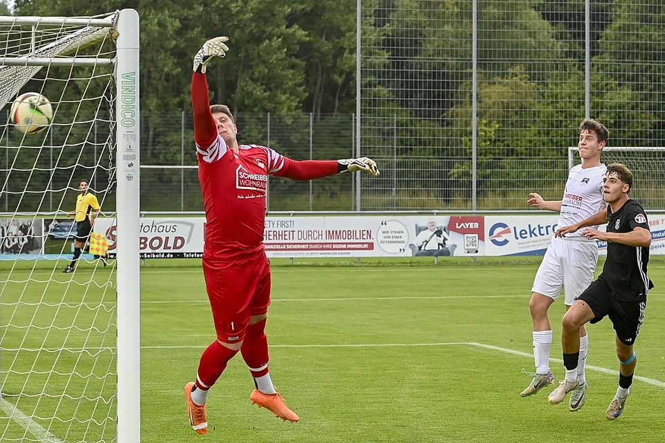 Beim 1:0 für Kaufering hatte Bobingens Torhüter Laurin Sommer das Nachsehen.