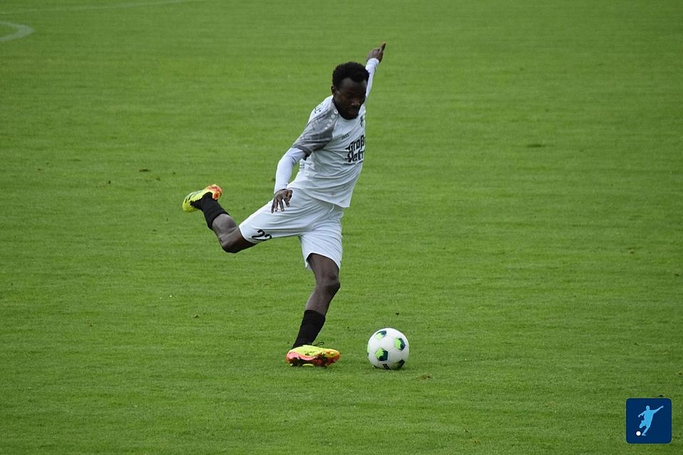 David Adegboyega Weade trifft zum Ausgleich für den VFL Rhede.