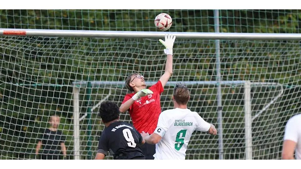 Da war das Derby-Hinspiel wieder offen: Weidenhausens Ruhat Ibrahim Okus (9) hat sich gegen Gladenbachs Kapitän Yannik Veith durchgesetzt und überwindet GSC-Torwart Mike Hausner zum 1:1. © Jens Schmidt