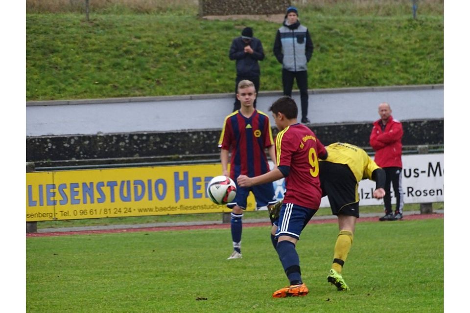 Die JFG Haidenaabtal (rotes Trikot) dokumentierte ihre Ausnahmestellung durch ein 7:0 gegen den Verfolger TSV Erbendorf. F: Hager
