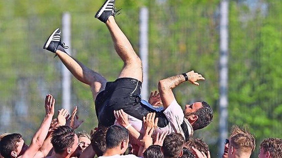 Hoch soll er leben: Löchgaus Spieler feiern Meister-Trainer Evangelos Sbonias Foto: Baumann