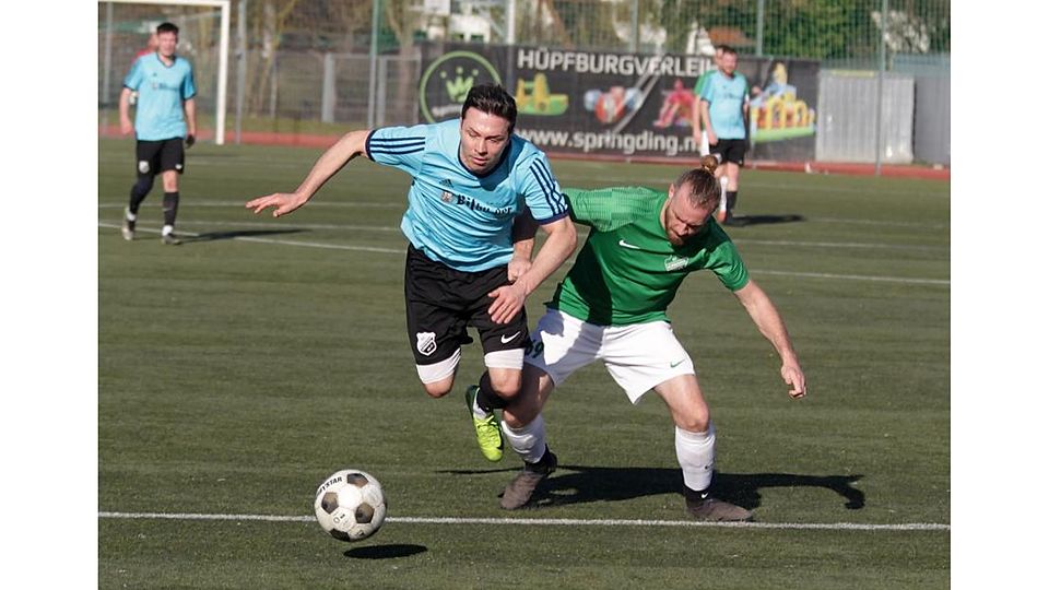 Der Pfiffligheimer Steffen Graf (grünes Trikot) bekommt in dieser Szene den zweifachen Torschützen Pascal Mohr von der SG Armsheim/Flonheim nicht gestellt.	Foto: Axel Schmitz/pakalski-press