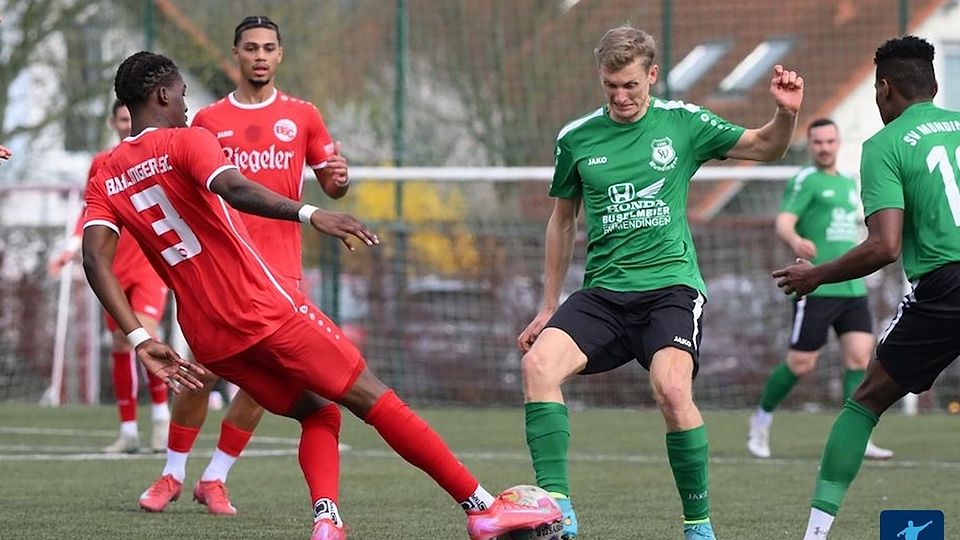 In einer intensiven Partie musste sich der SV Mundingen (grüne Trikots) dem Gastgeber Bahlinger SC II mit 2:4 geschlagen geben.