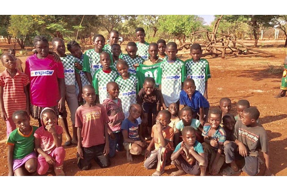 Die Kinder in Sambia mit dem gespendeten Trikotsatz von Türkspor Mosbach. Foto: privat.