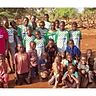 Die Kinder in Sambia mit dem gespendeten Trikotsatz von Türkspor Mosbach. Foto: privat.