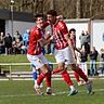 1-0-Torschütze Mika Meyer (li.) und Jens Wollesen (re., SV Eichede) freuen sich gerade über das erzielte  3-0 beim TuS Rotenhof.