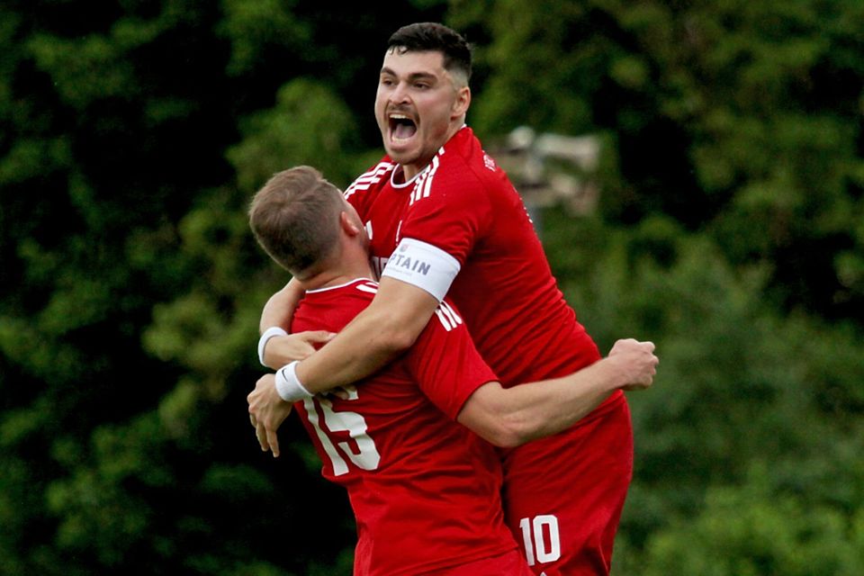 „Haben Ruhe bewahrt“: VfR-Kapitän Tim Schillinger (rechts) bejubelt mit  Laurenz Hiller dessen Treffer zum 1:0.  | Foto: Matthias Konzok