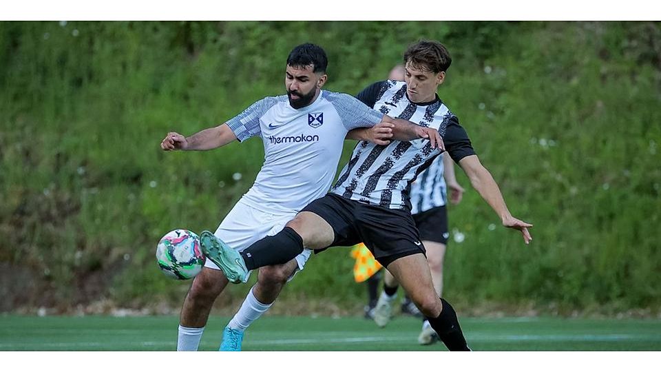 In der Rolle eines Box-to-Box-Spielers gefällt sich Max Hagner (r.) vom SSC Burg in der Rolle des Balleroberers. In dieser Szene aus dem Pokalfinale 2025/2026 bekommt es Furkan Yaglu (TSV Bicken) mit ihm zu tun. © Jonathan Ortmann