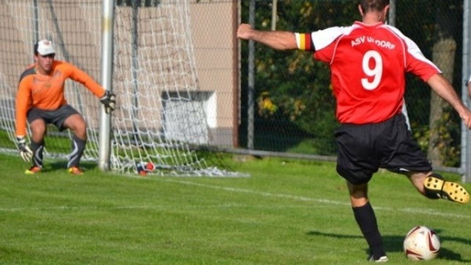 Alkofer (hier gegen Willenhofen) machte alle Tore beim 3:0-Sieg gegen Kottingwörth. (Foto: Markus Giesecke)