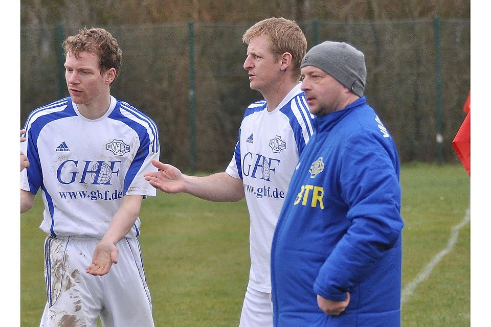 Adrian de Buhr (Mitte) bleibt Spielertrainer der U23-Mannschaft des VfL Germania Leer. Ihm steht weiterhin Steffen Behrens (rechts) zur Seite. Links im Bild: VfL-Spieler Jan-Gerhard Onken.