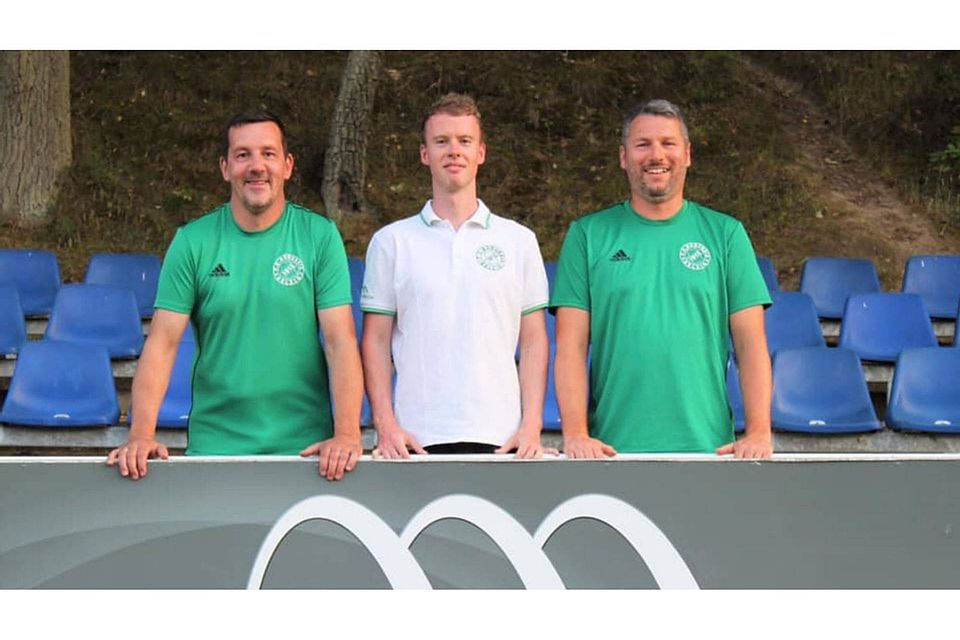 Die neue Bank in Belzig: Cheftrainer Rick Leppek (Mitte), Co-Trainer Carsten Leo (rechts) und Mannschaftsbetreuer Sascha Ahnert (links).