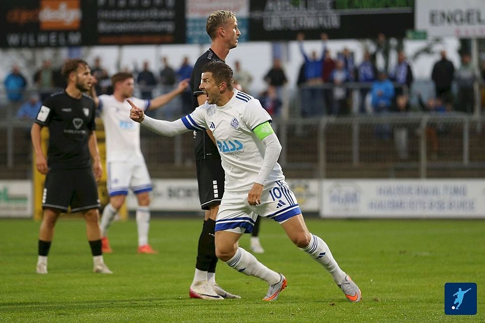 Der Fußball liegt ihm im Blut. Sein Vater Jürgen Baier ist eine Trainer-Legende in der Region, sein Bruder Daniel Baier war langjähriger Bundesliga-Kapitän beim FC Augsburg.